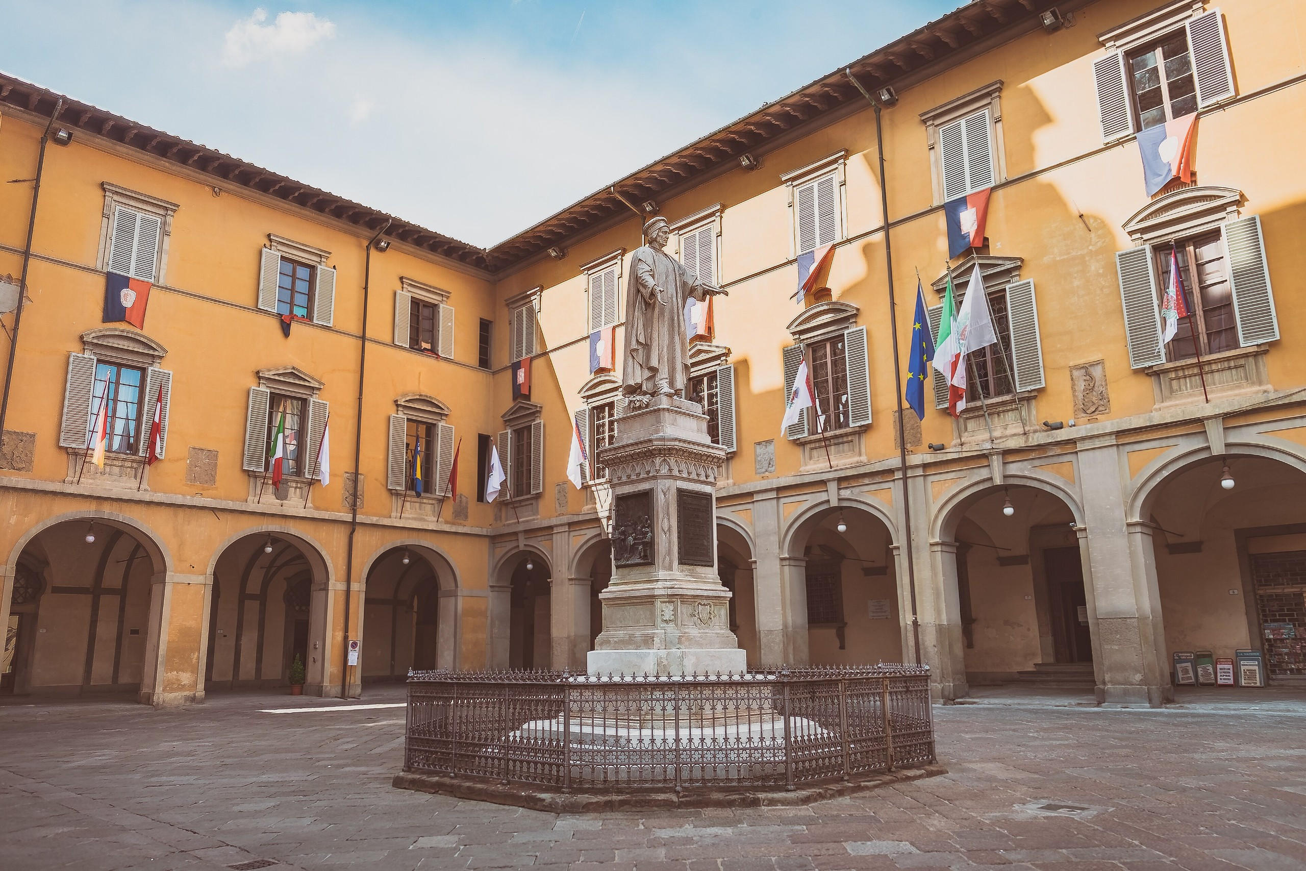 Prato: piazza del Comune con il Palazzo Pretorio e la statua di Francesco Datini