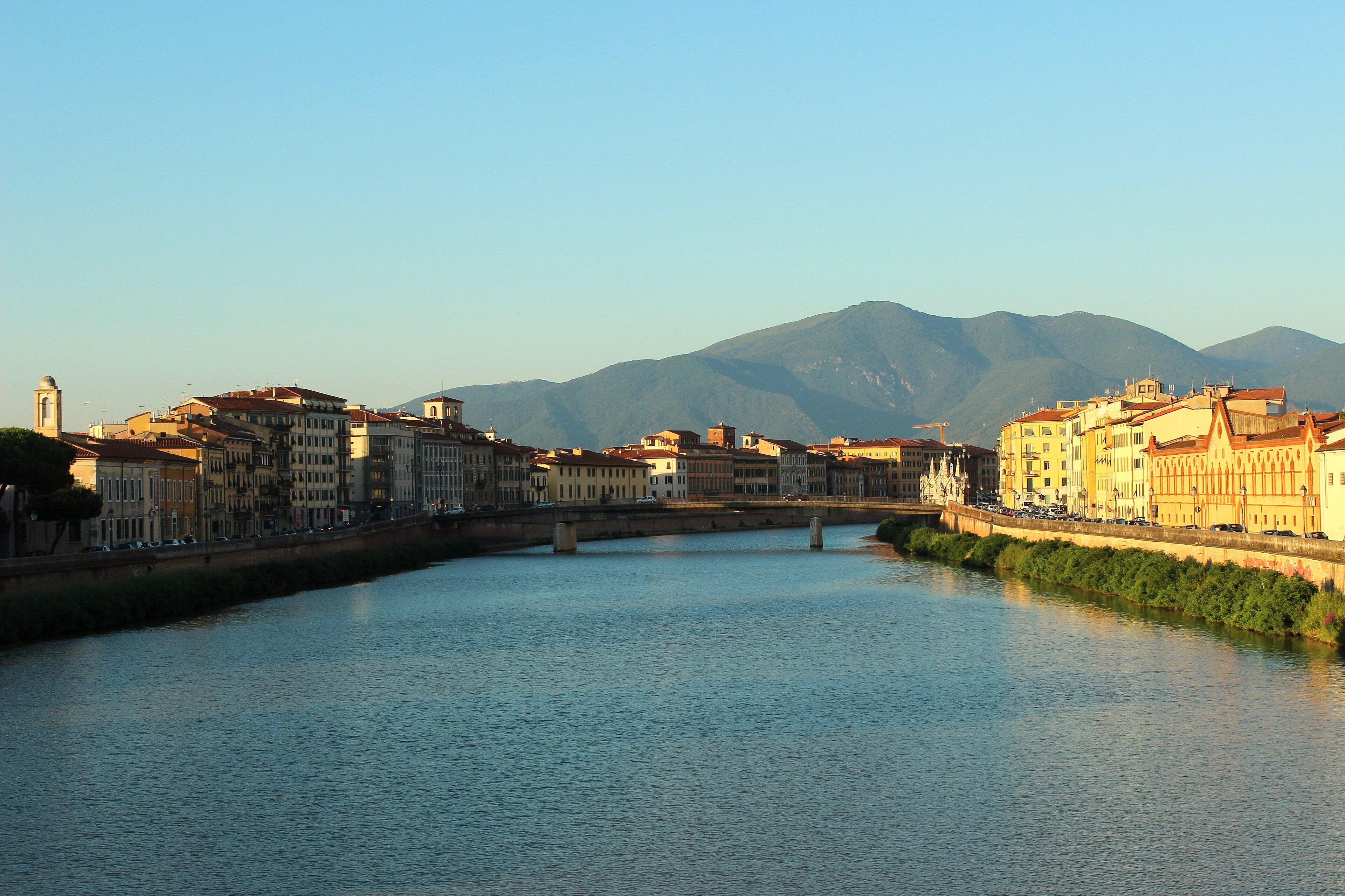 I Lungarni di Pisa con il Monte Pisano