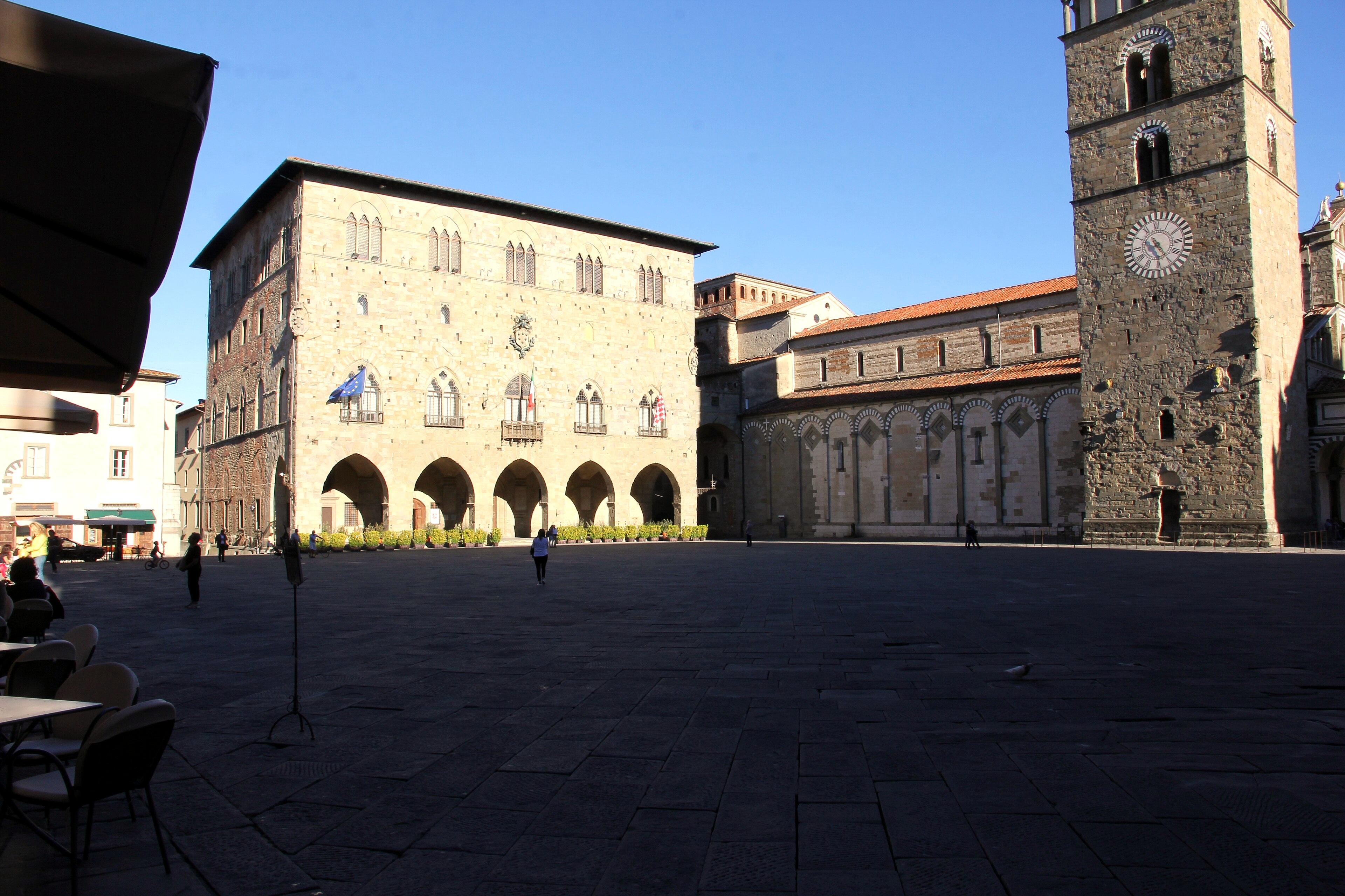 Piazza del Duomo, il Palazzo Comunale e il campanile